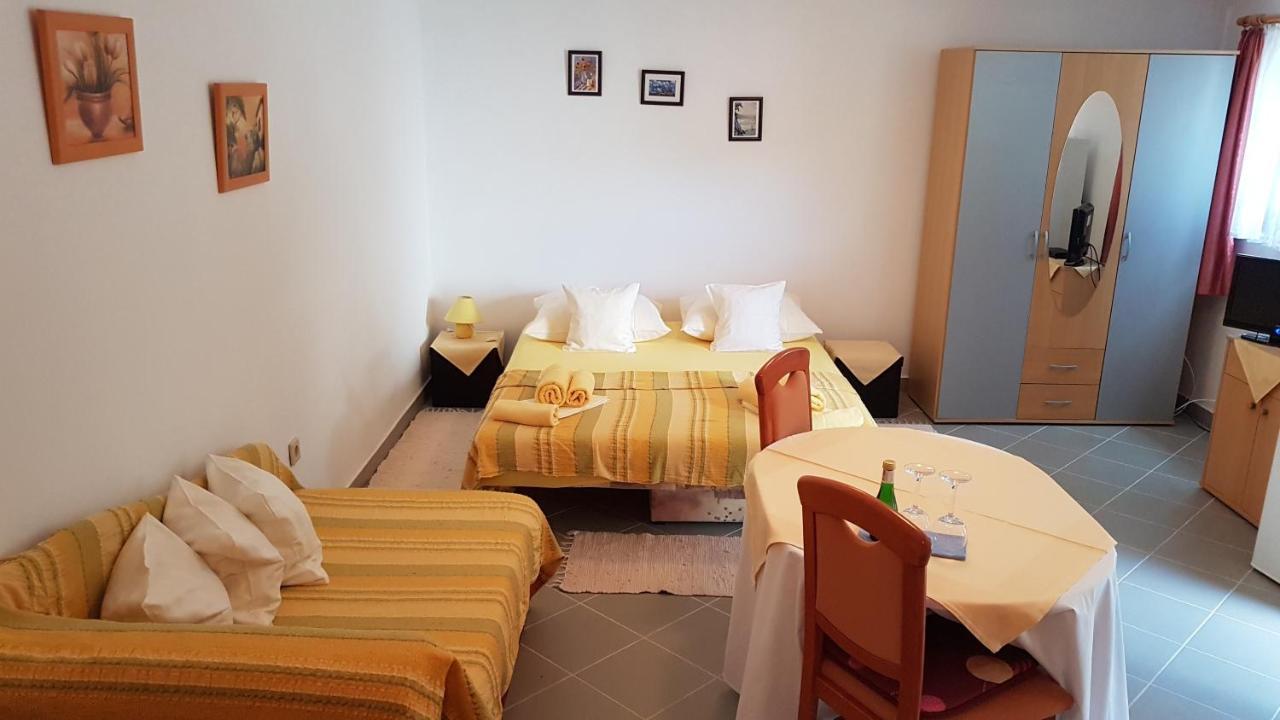 Apartments With A Parking Space Soline, Krk - 18787 Dobrinj المظهر الخارجي الصورة